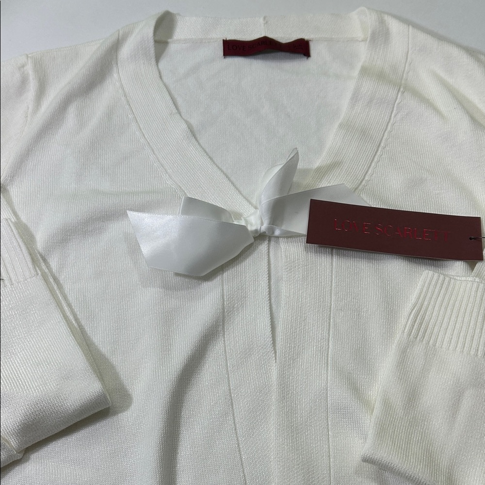 Elegant Women's V-Neck Sweater in Cream - Picture 6 of 16